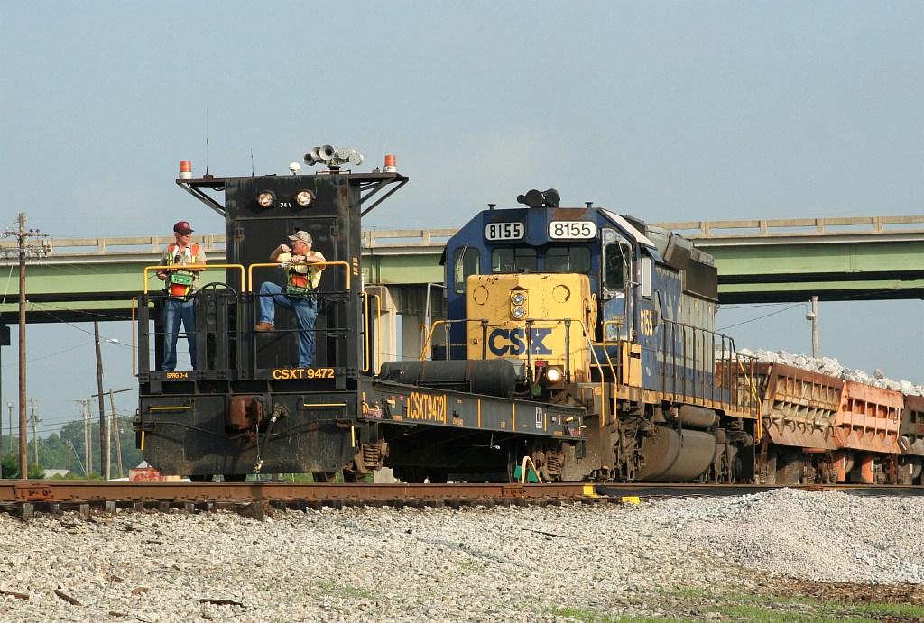 CSX 9472 encharged of the yard job to Chester